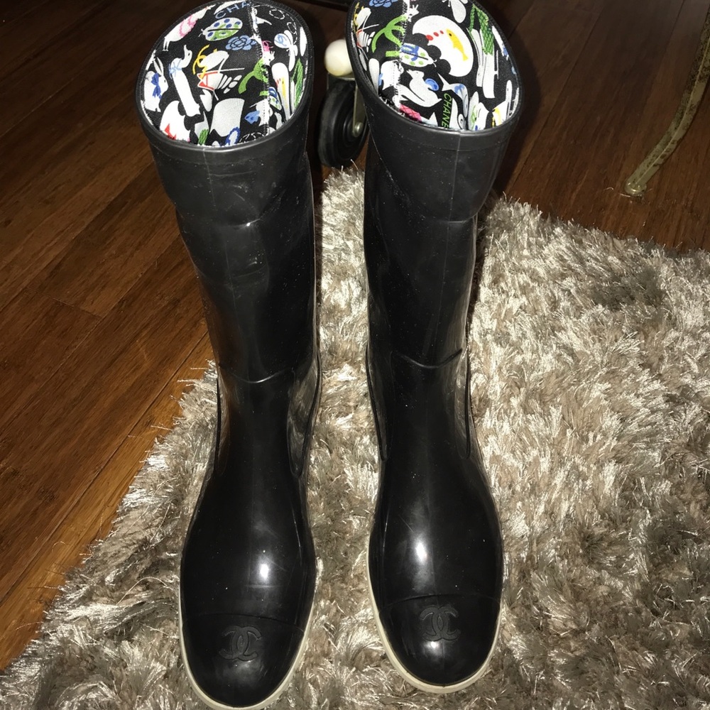 Chanel rain boots - Picture 3 of 7